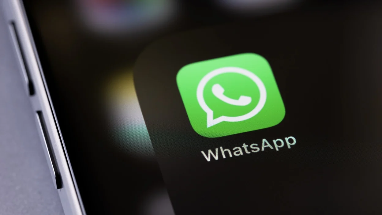 WhatsApp Beta正在测试语音消息的Liquid Glass设计：打造现代化高效沟通新体验