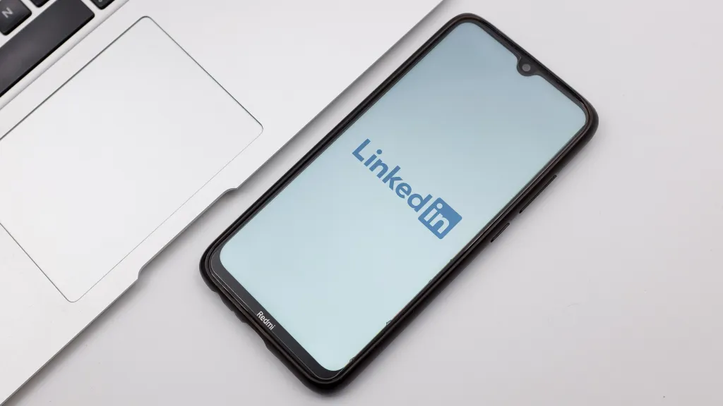 构建LinkedIn专家号的全面指南：五步打造海外大客户主动回复的私信策略