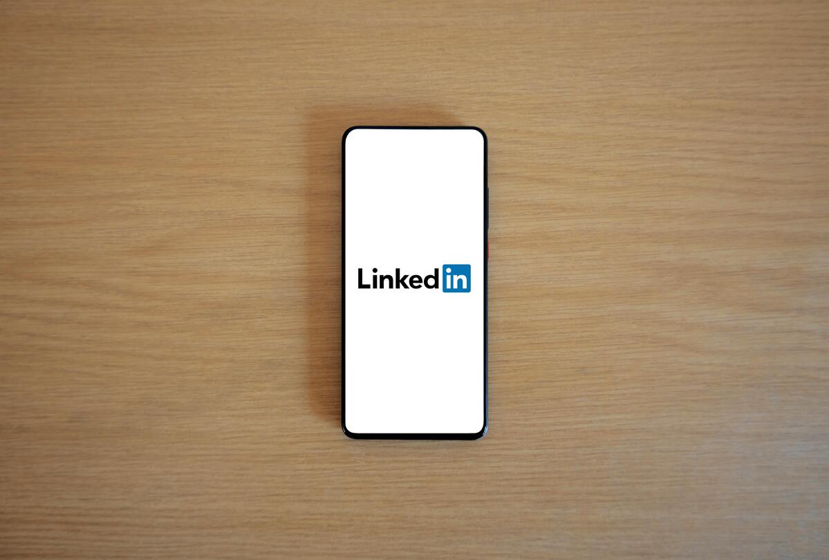 LinkedIn发展小型企业完整指南：从流量获取到客户成交，打造高转化增长闭环