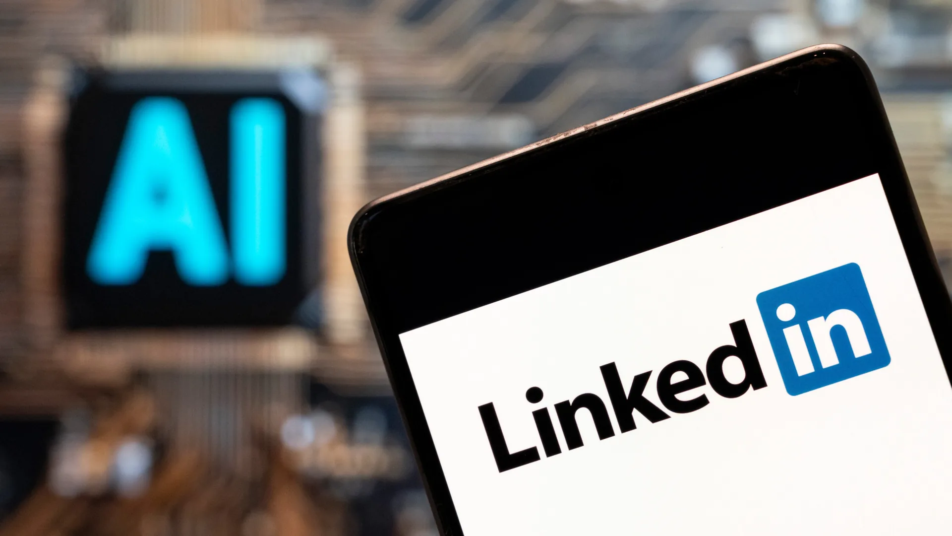 LinkedIn扩展AI驱动的对话式搜索功能：提升精准人脉触达效率，重塑高质量获客方式