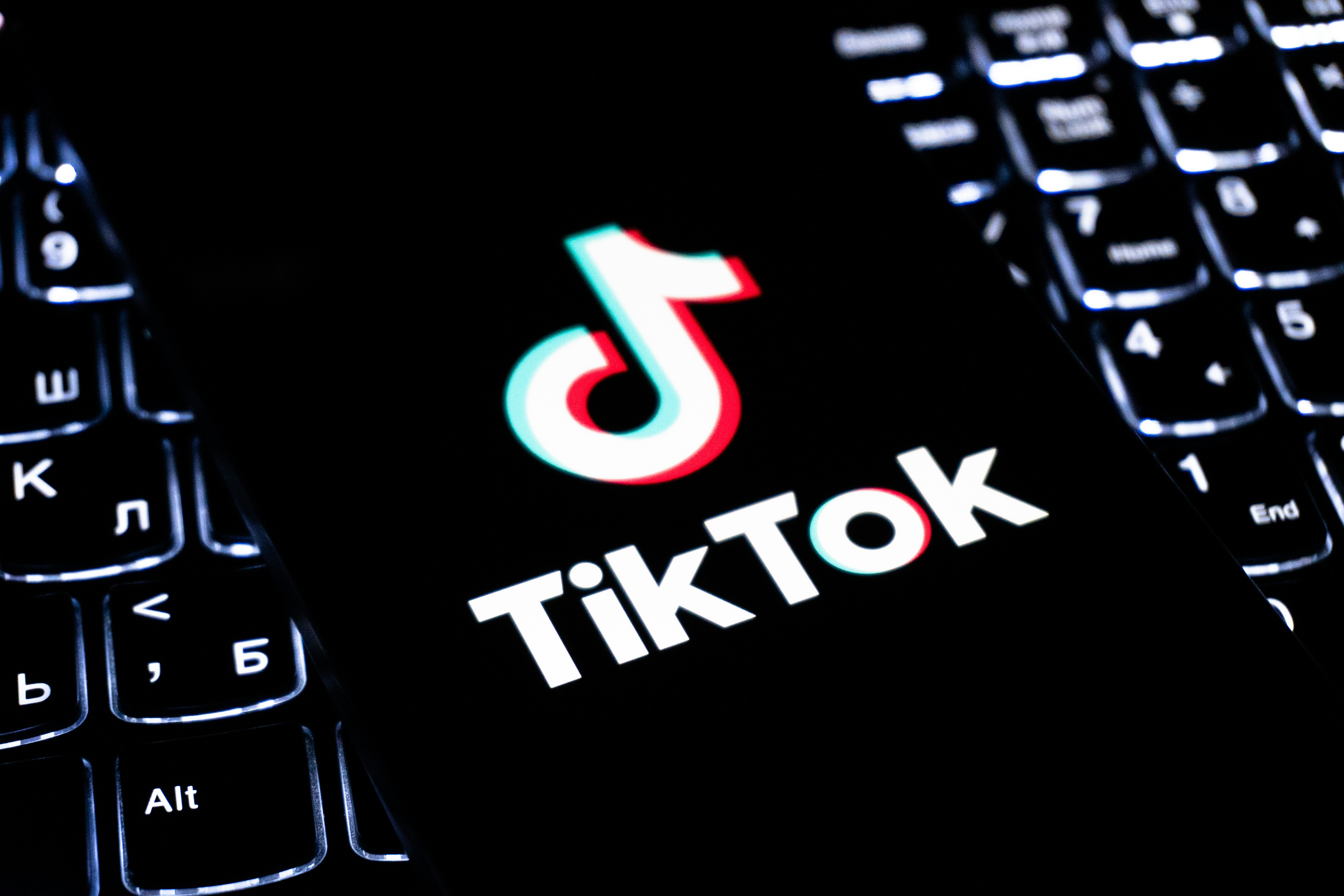 TikTok CC投放ROAS暴跌怎么办？立即调价还是观望？
