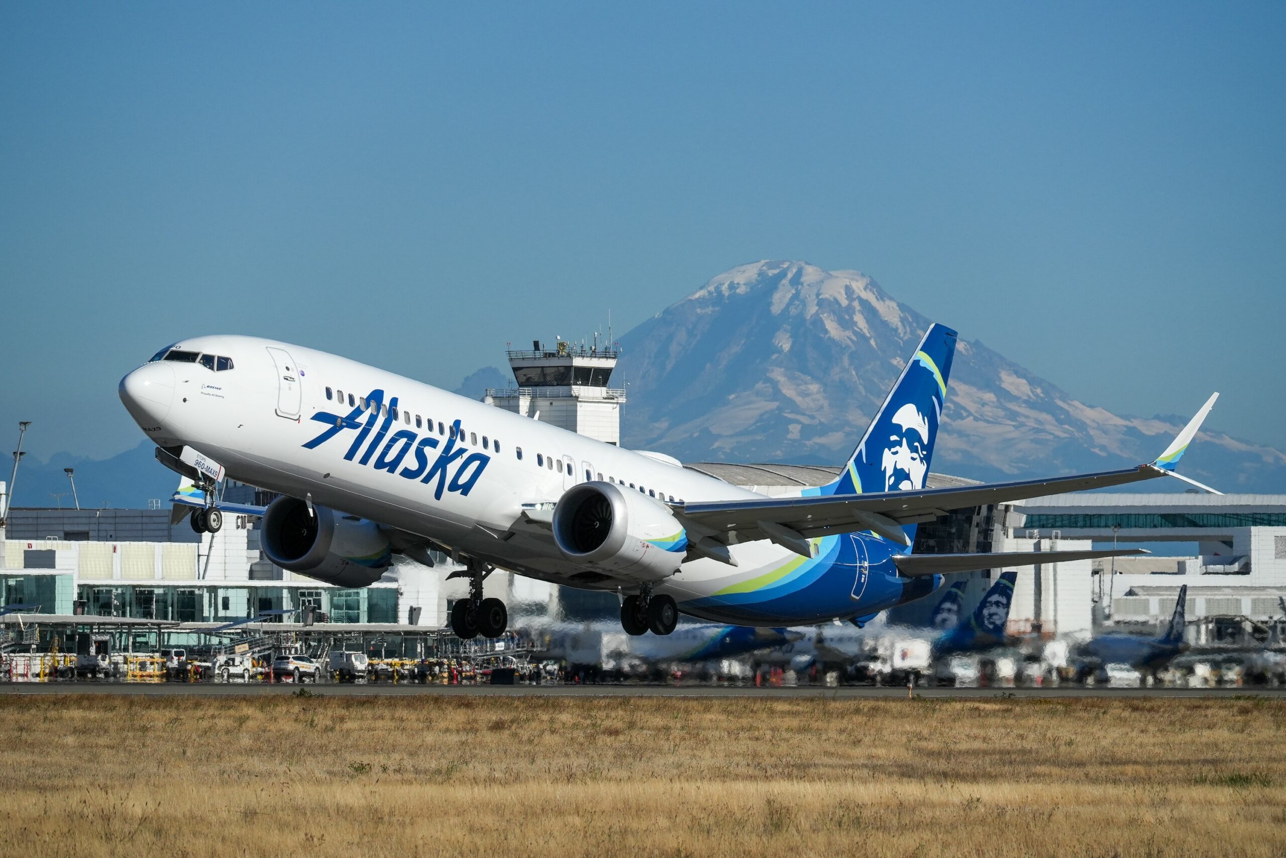 企业如何管理 Alaska Airlines 差旅购票:虚拟卡分卡、预算与对账流程
